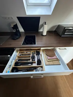Küche/Küchenzeile in der Unterkunft 1 Zimmer Wohnung DG mit Klimaanlage und kleinen Balkon