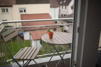 Ein Balkon oder eine Terrasse in der Unterkunft 1 Zimmer Wohnung DG mit Klimaanlage und kleinen Balkon
