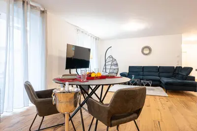 TV/Unterhaltungsangebot in der Unterkunft Lit Living - Luxury House - Box Spring - Parking - Exclusive Kitchen
