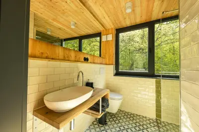 Ein Badezimmer in der Unterkunft Baumhausapartment