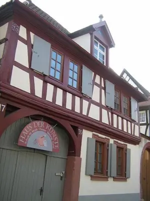 Das Gebäude in dem sich das Ferienhaus befindet