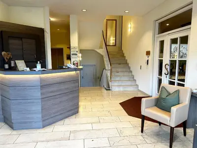 Ein Sitzbereich in der Unterkunft Hotel Bronnbacher Hof