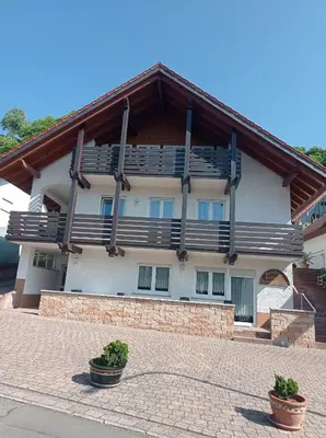 Das Gebäude in dem sich die Ferienwohnung befindet