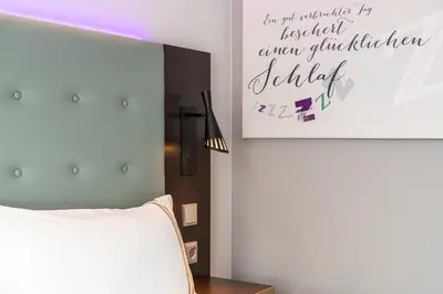 Ein Bett oder Betten in einem Zimmer der Unterkunft Premier Inn Heidelberg City Bahnstadt