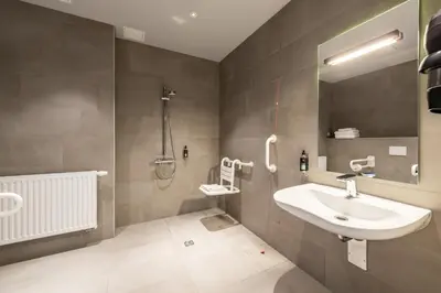 Ein Badezimmer in der Unterkunft Premier Inn Heidelberg City Bahnstadt