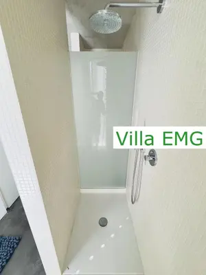 Ein Badezimmer in der Unterkunft Luxus Design Ferienhaus Villa EMG Bensheim nah Frankfurt, Heidelberg mit Sauna, Schwimmteich, Garten für Familien und Gruppen bis 17 Personen
