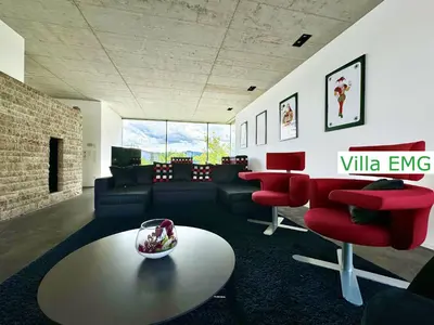 Ein Sitzbereich in der Unterkunft Luxus Design Ferienhaus Villa EMG Bensheim nah Frankfurt, Heidelberg mit Sauna, Schwimmteich, Garten für Familien und Gruppen bis 17 Personen