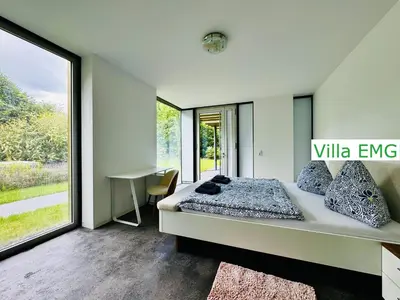 Ein Bett oder Betten in einem Zimmer der Unterkunft Luxus Design Ferienhaus Villa EMG Bensheim nah Frankfurt, Heidelberg mit Sauna, Schwimmteich, Garten für Familien und Gruppen bis 17 Personen