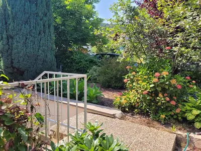Ein Garten an der Unterkunft Ferienwohnung Riesling