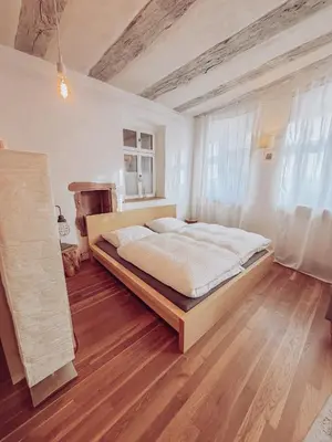 Ein Bett oder Betten in einem Zimmer der Unterkunft Ferienwohnung in maison de grès
