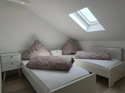 Ein Bett oder Betten in einem Zimmer der Unterkunft ruhige und moderne 2-Zi. Wohnung