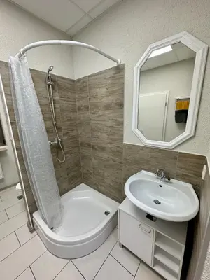 Ein Badezimmer in der Unterkunft Neuwertiges Apartment mit schnellem WLAN, Glasfaser, Kostenlose Privatparkplatz auch für Transporter geeignet R2