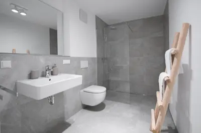 Ein Badezimmer in der Unterkunft SCHÖNTALHAUS City Apartments mit Balkon