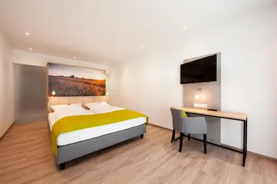 Ein Bett oder Betten in einem Zimmer der Unterkunft Café & Wein Gästehaus Kurz