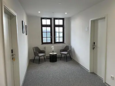 Ein Sitzbereich in der Unterkunft Hotel-am-Bahnhof Stuttgart-Ditzingen