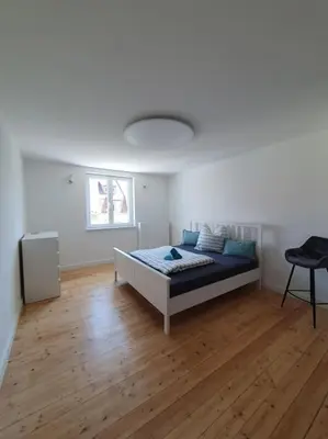 Ein Bett oder Betten in einem Zimmer der Unterkunft 3.OG / Top 4 Zimmer Wohnung KA-West