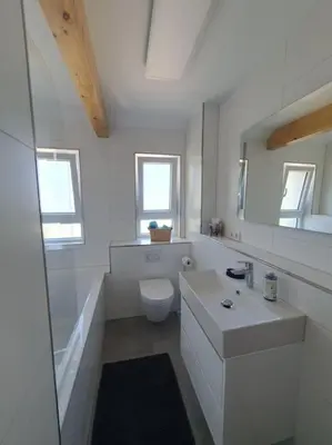 Ein Badezimmer in der Unterkunft 3.OG / Top 4 Zimmer Wohnung KA-West