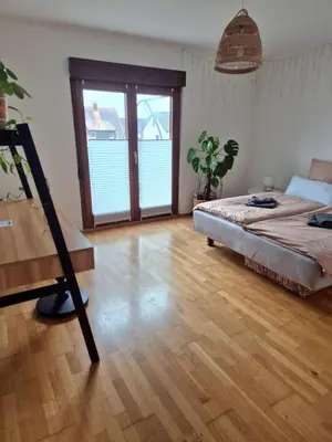 Ein Bett oder Betten in einem Zimmer der Unterkunft Ferienwohnung Grünoase mit Sonnenbalkon