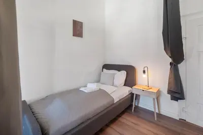 Ein Bett oder Betten in einem Zimmer der Unterkunft BackHome - SUITE XL - Parkhaus - Fantastische Schlosslage - SmartTV - Waschmaschine - Netflix - 90qm - 24h Checkin - Apartment 2