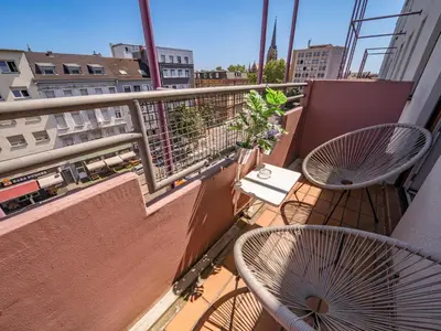 Ein Balkon oder eine Terrasse in der Unterkunft City Suite - 5 Min to HBF