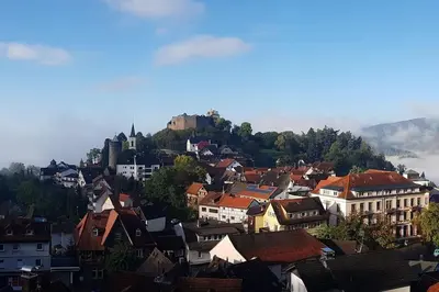 Ein allgemeiner Bergblick oder ein Berglick von der Ferienwohnung aus
