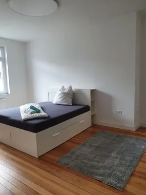 Ein Bett oder Betten in einem Zimmer der Unterkunft 2.OG/Altbau-Wohnung top-saniert/4-Zimmer/Weststadt