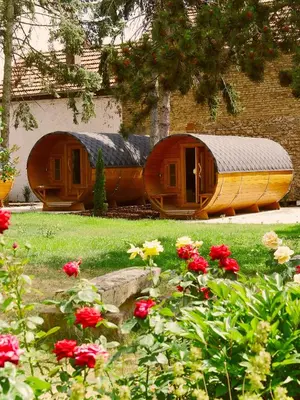 Ein Garten an der Unterkunft Urige Schlaffässer im Winzergarten inklusive Weinprobe