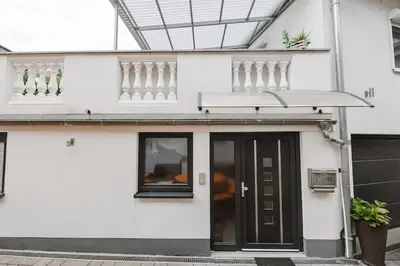 Das Gebäude in dem sich das Ferienhaus befindet
