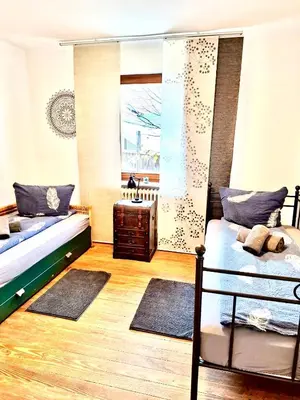 Ein Bett oder Betten in einem Zimmer der Unterkunft Workers Lodge für 4-14 Pers, Parkplatz, Wlan, Einzelbetten