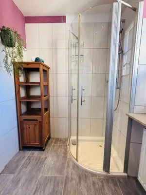Ein Badezimmer in der Unterkunft Workers Lodge für 4-14 Pers, Parkplatz, Wlan, Einzelbetten