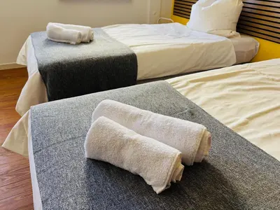 Ein Bett oder Betten in einem Zimmer der Unterkunft Workers Lodge für 4-14 Pers, Parkplatz, Wlan, Einzelbetten