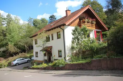 Das Gebäude in dem sich die Ferienwohnung befindet