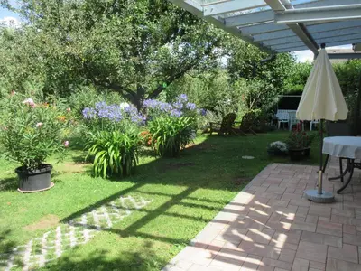 Ein Garten an der Unterkunft Ferienwohnung Obstgarten