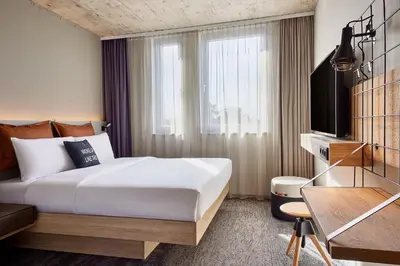 Ein Bett oder Betten in einem Zimmer der Unterkunft Moxy Karlsruhe
