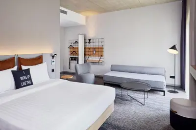 Ein Bett oder Betten in einem Zimmer der Unterkunft Moxy Karlsruhe