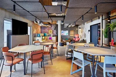 Ein Sitzbereich in der Unterkunft Moxy Karlsruhe