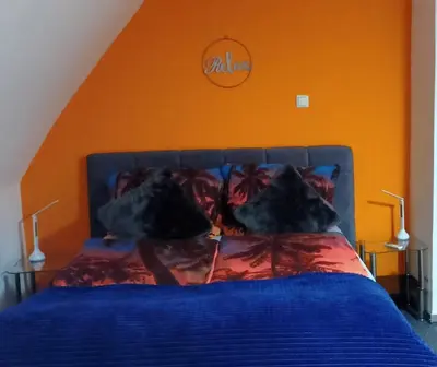 Ein Bett oder Betten in einem Zimmer der Unterkunft FeWo Blaue Oase, Netflix, Massagesessel, Whirlpool Badewanne
