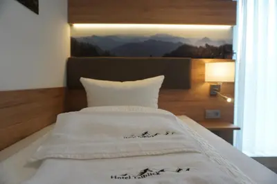 Ein Bett oder Betten in einem Zimmer der Unterkunft Hotel Talblick