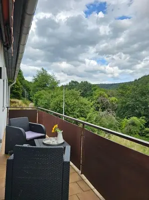 Ein Balkon oder eine Terrasse in der Unterkunft Große Ferienwohnung am Waldrand