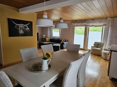 Ein Sitzbereich in der Unterkunft Große Ferienwohnung am Waldrand