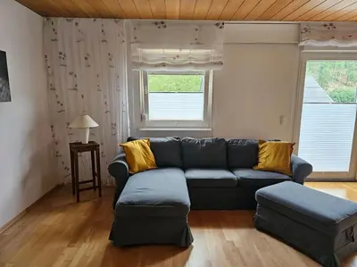Ein Sitzbereich in der Unterkunft Große Ferienwohnung am Waldrand