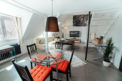 Ein Sitzbereich in der Unterkunft NEW人Vintage Loft Prime Maisonette人8min zum S-Hbf