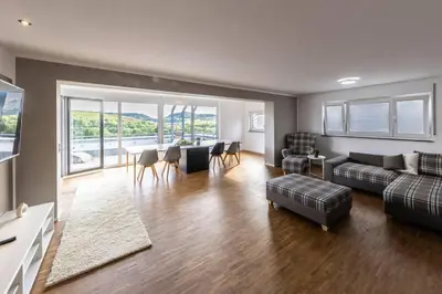 Ein Sitzbereich in der Unterkunft Stadthaus Neckarsulm serviced apartments – Penthouse Erlenbach