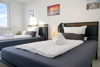 Ein Bett oder Betten in einem Zimmer der Unterkunft STN Business Suite - Ferienwohnung mit Parkplatz & Balkon, Terrasse & Fußbodenheizung, Netflix Premium, Zentral zu Audi & Schwarz Gruppe