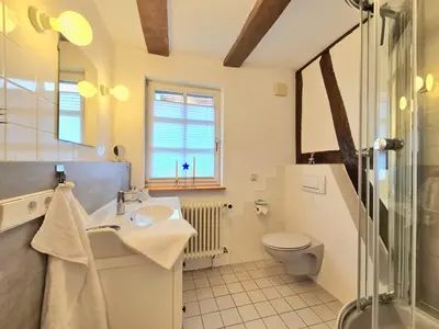 Ein Badezimmer in der Unterkunft AVAHOME: Haus für 16, WLAN, Parkplätze, Netflix, Nespresso