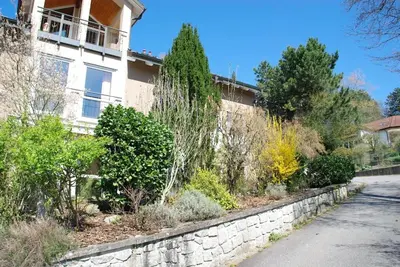 Ein Garten an der Unterkunft Ruhe genießen und wohlfühlen auf 70m²
