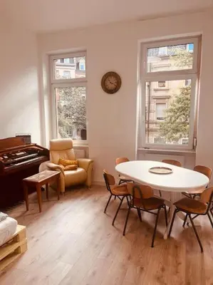 Ein Sitzbereich in der Unterkunft Künstlerisches Apartment