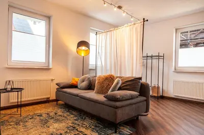 Ein Sitzbereich in der Unterkunft nidusROOMS: Suite Hockenheim