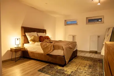 Ein Bett oder Betten in einem Zimmer der Unterkunft nidusROOMS: Suite Hockenheim