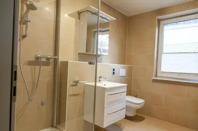 Ein Badezimmer in der Unterkunft nidusROOMS: Suite Hockenheim